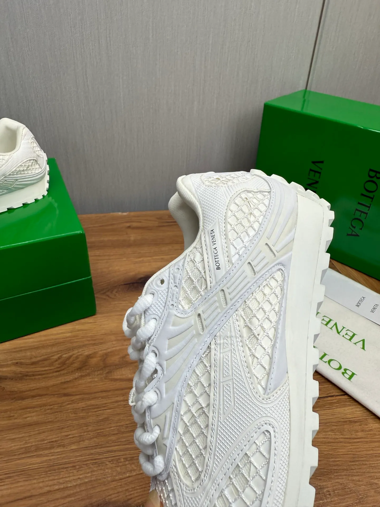 Men's men's shoes 💰620💰 BV top version 𝘽𝙊𝙏𝙏𝙀𝙂𝘼 𝙑𝙀𝙉𝙀𝙏𝘼 Orbit sneakers Wang Yibo same style couple style dad shoes 🩷💚 Runner sneakers, made of lightweight technical mesh fabric. Features a geometric patterned rubber outsole. Pay attention to the package craftsmanship ❕ High version shipping ❗️ Very nice, durable to play with and durable to make ✔️ Standard version 💯💯 The outsole is made of color-blocked TPU outsole. Women’s model 35-41 (40 41 customized) Men’s model 39-46 (45.46 customized) Equipped with original packaging